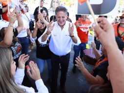 En las inmediaciones de la estación Arcos de Zapopan de la Línea 3 del tren ligero, sobre Avenida Juan Gil Preciado y Arco del Triunfo, Frangie pegó calcas a los vehículos que circulaban por la zona, junto con un equipo de simpatizantes. CORTESÍA