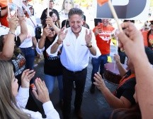 En las inmediaciones de la estación Arcos de Zapopan de la Línea 3 del tren ligero, sobre Avenida Juan Gil Preciado y Arco del Triunfo, Frangie pegó calcas a los vehículos que circulaban por la zona, junto con un equipo de simpatizantes. CORTESÍA