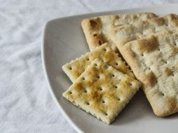 Estos pequeños orificios permiten que las burbujas en las galletas que se crean no crezcan y revienten durante la cocción deformando el producto final. Unsplash