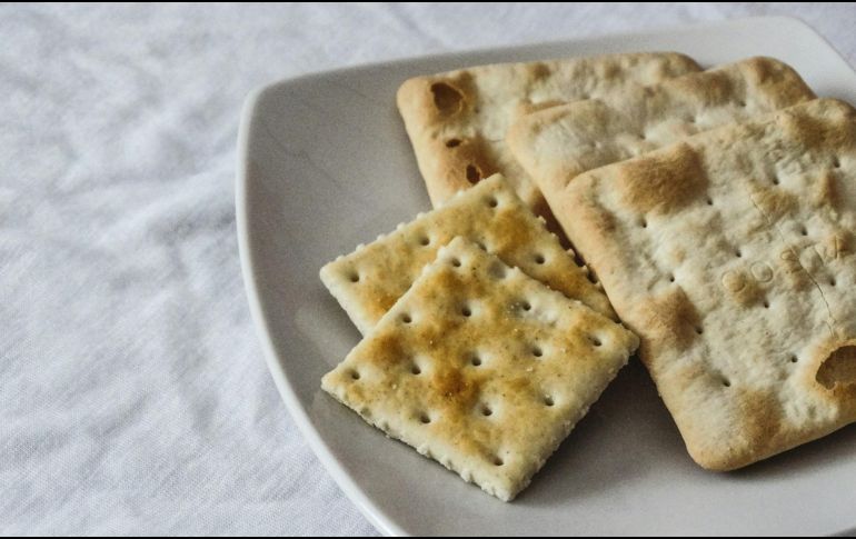 Estos pequeños orificios permiten que las burbujas en las galletas que se crean no crezcan y revienten durante la cocción deformando el producto final. Unsplash