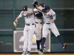Los jardineros de los Yankees, Alex Verdugo, Trent Grisham y Juan Soto celebran la victoria. EFE/A. Davis