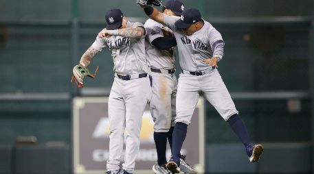 Los jardineros de los Yankees, Alex Verdugo, Trent Grisham y Juan Soto celebran la victoria. EFE/A. Davis