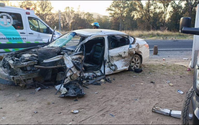 Los heridos fueron trasladados a recibir atención médica por personal de servicios médicos. ESPECIAL