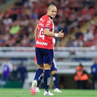 Chicharito sufre caída durante transmisión en vivo y se vuelve viral