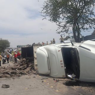 Tractocamión volcado en Periférico deja congestión vehicular en Zapopan