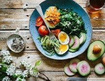 Contar con buenos hábitos en el estilo de vida es necesario para disminuir la necesidad de consumir medicamentos. Unsplash.