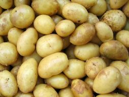 Consumir la papa cocida al vapor ayuda al estreñimiento, puesto que hace que las heces se vuelvan más suaves y ayuda a evitar la creación de hemorroides. UNSPLASH / H. Nguyen