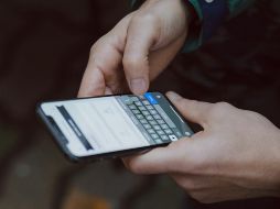 Algunas aplicaciones siempre están escuchando, de modo que es importante que verifiques qué permisos les das. ESPECIAL/ Foto de freestocks en Unsplash