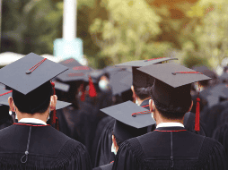 A continuación te dejamos el listado de las carreras universitarias y centros universitarios en los que ya no será obligatoria la tesis. ESPECIAL/CANVA