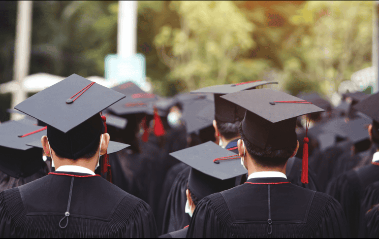 A continuación te dejamos el listado de las carreras universitarias y centros universitarios en los que ya no será obligatoria la tesis. ESPECIAL/CANVA