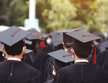 A continuación te dejamos el listado de las carreras universitarias y centros universitarios en los que ya no será obligatoria la tesis. ESPECIAL/CANVA