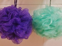 Existe la creencia de que entre más fuerte te talles con una esponja cuando te bañas, más suciedad eliminas. Pixabay.