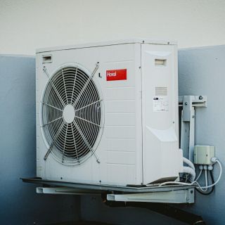 ¿Cómo ahorrar luz mientras uso el aire acondicionado en temporada de calor?