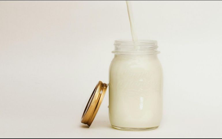 Existen distintos tipos de leche. ESPECIAL/ Foto de Nikolai Chernichenko en Unsplash