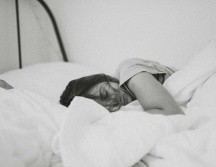 Dormir es una necesidad básica y clave para nuestra adecuada salud. ESPECIAL/ Foto de K. Howard en Unsplash