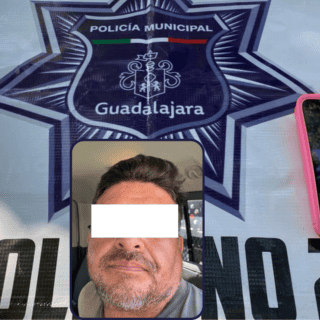Sujeto asalta a una mujer de la tercera edad afuera de una iglesia en Guadalajara