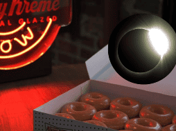 Realizar donas para conmemorar eventos astronómicos forma parte de la tradición de Krispy Kreme. X/@krispykreme