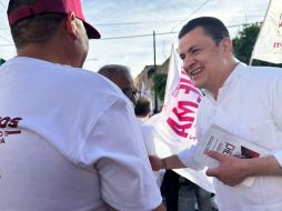 Martínez, acompañado por Itzul Barrera, candidata a Diputada en Guadalajara, se comprometió a escuchar y atender las necesidades de los residentes. CORTESÍA