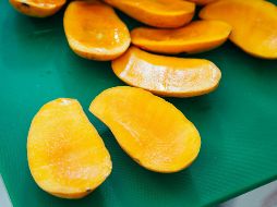 El mango es consumido principalmente como fruto fresco, como ingrediente en agua, jugos, pasteles, tartas, dulces, paletas y helados. UNSPLASH / Charlesdeluvio