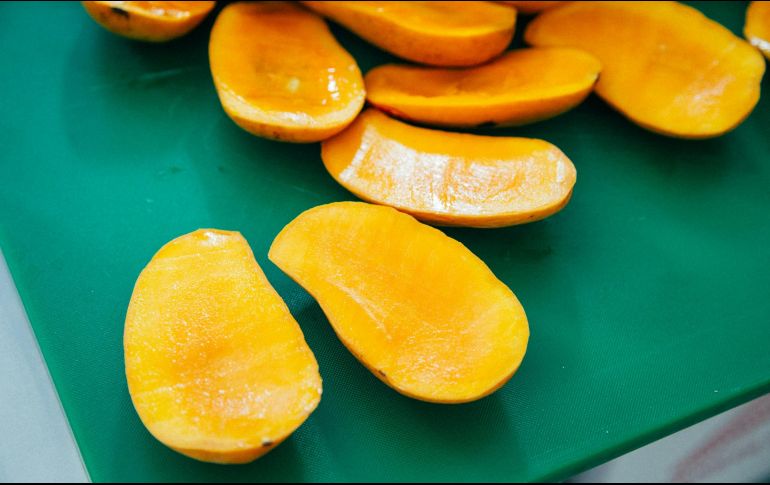 El mango es consumido principalmente como fruto fresco, como ingrediente en agua, jugos, pasteles, tartas, dulces, paletas y helados. UNSPLASH / Charlesdeluvio