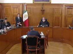 El ministro Jorge Mario Pardo Rebolledo, responsable del proyecto de resolución, argumentó que estas relaciones poliamorosas no son comunes en la sociedad mexicana y podrían generar desigualdades y discriminación. YOUTUBE / SCJN
