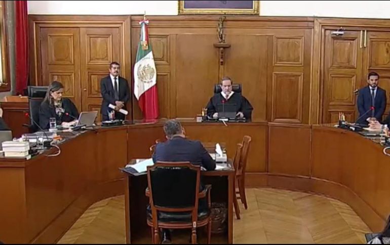 El ministro Jorge Mario Pardo Rebolledo, responsable del proyecto de resolución, argumentó que estas relaciones poliamorosas no son comunes en la sociedad mexicana y podrían generar desigualdades y discriminación. YOUTUBE / SCJN