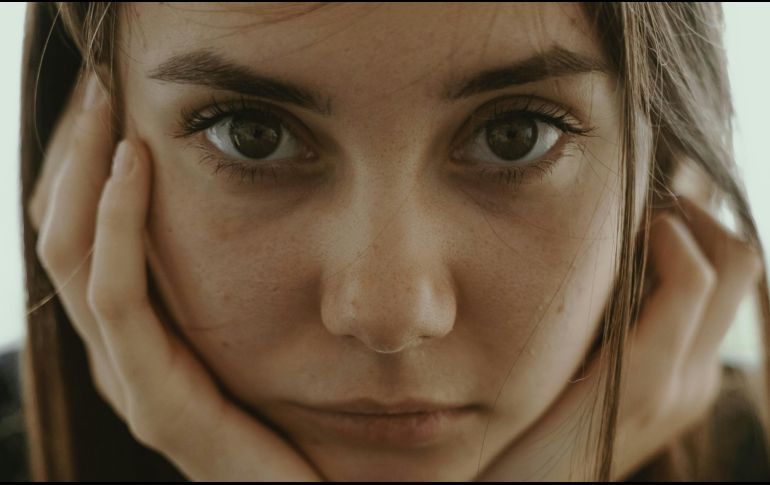 Existe una vitamina que mejora notablemente las bolsas y ojeras. ESPECIAL/ Foto de JC Gellidon en Unsplash