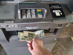 La CONDUSEF recomienda precaución al compartir códigos de retiro con terceros y al introducir claves en el cajero automático para evitar bloqueos. EL INFORMADOR/ ARCHIVO.