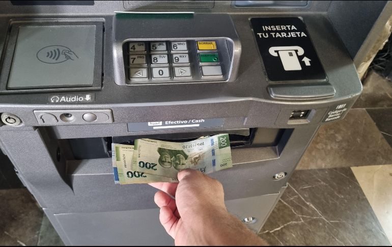 La CONDUSEF recomienda precaución al compartir códigos de retiro con terceros y al introducir claves en el cajero automático para evitar bloqueos. EL INFORMADOR/ ARCHIVO.