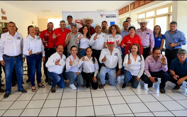 Haro también se reunió con locatarios del mercado municipal de Casimiro Castillo para dialogar con ellos y atender las peticiones que tienen. ESPECIAL
