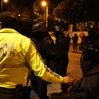 Policías de Ecuador irrumpen en la embajada de México en Quito