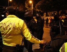 Una camioneta sale de la Embajada de México donde se presume trasladan al exvicepresidente Jorge Glas, condenado por corrupción, y a quien se le fue negado el asilo político, este viernes en Quito. EFE/ J. Jácome.