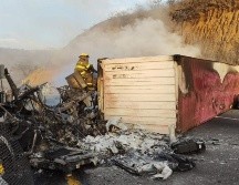 Se supo que los hechos se dieron en el kilómetro 3 600, a partir de que un tráiler doble remolque, que viajaba en sentido hacia Colima, chocó contra el muro de contención. ESPECIAL/ UEPCBJ