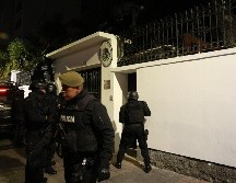 Policías ecuatorianos rompieron las puertas externas de la embajada mexicana, donde se encontraba refugiado el exvicepresidente Jorge Glas. EFE/J. Jácome