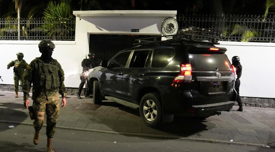 La policía de Ecuador entró a la fuerza en la embajada de México en Quito, Ecuador, el viernes 5 de abril de 2024. AP / D. Ochoa