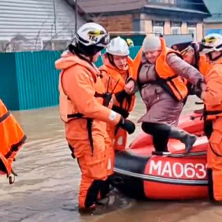 Rusia evacua a miles por inundaciones