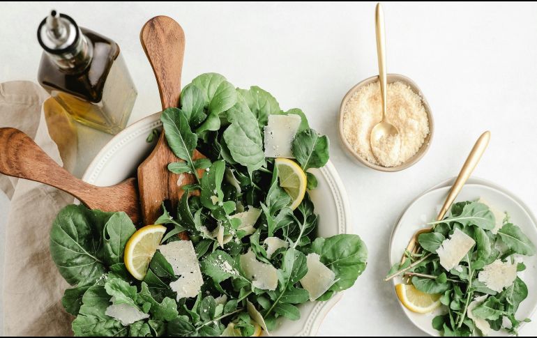 Saber elegir qué comer y qué tomar puede marcar una gran diferencia en el bienestar de nuestro organismo. ESPECIAL / Foto de Leigh Skomal en Unsplash