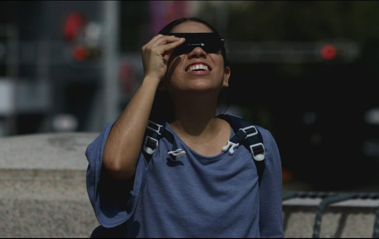 Existen lentes especiales que los habitantes de Puerto Vallarta pueden usar para ver el eclipse de sol. SUN / ARCHIVO
