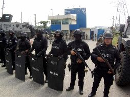 La policía ecuatoriana irrumpió la Embajada de México, en Quito. AP
