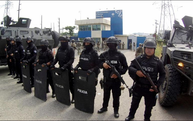 La policía ecuatoriana irrumpió la Embajada de México, en Quito. AP