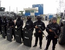 La policía ecuatoriana irrumpió la Embajada de México, en Quito. AP