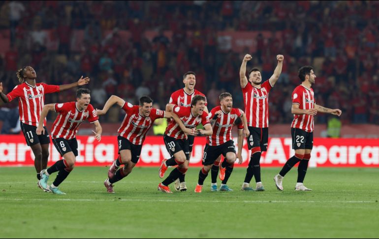 El estratega mexicano, Javier Aguirre, vio nuevamente cómo el rival se quedaba con el trofeo por segunda ocasión. EFE/ J. Muñoz.