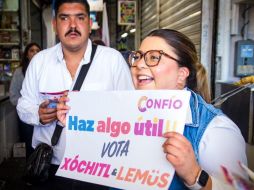 A partir de las 9 de la mañana de hoy sábado se situaron en la intersección de Avenida Patria y Federalismo para llevar a cabo la colocación de calcomanías. ESPECIAL