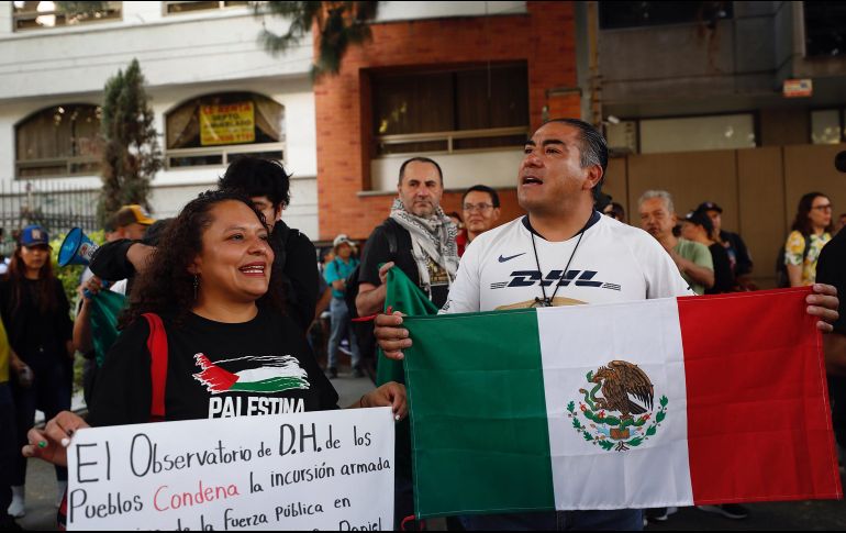 Un grupo de personas protestan afuera de la Embajada de Ecuador este sábado, en la Ciudad de México. EFE