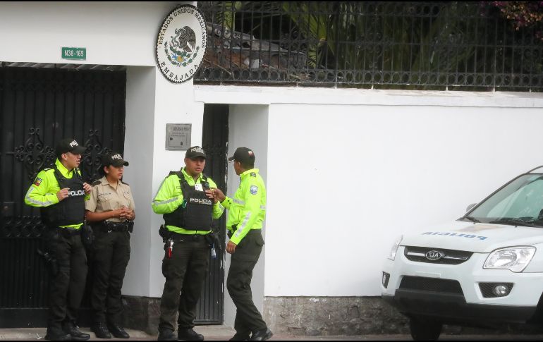 En tanto, la canciller Alicia Bárcena indicó que coordina el retorno del personal diplomático acreditado en Ecuador por instrucciones del mandatario mexicano. EFE/ J. Jácome.