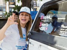 La candidata comenzó su jornada pegando calcomanías en la avenida Circunvalación y calzada Independencia. ESPECIAL