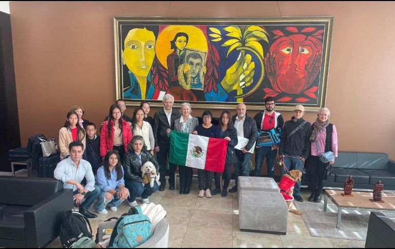 Este domingo 7 de abril, el cuerpo diplomático mexicano ya viaja de regreso a México desde Quito, informó la SRE. ESPECIAL / X / @aliciabarcena