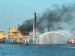 El incendio se presentó este sábado en el centro de proceso, precisó Pemex en un comunicado, en el área donde están las tuberías que manejan gas combustible para la turbomaquinaria. ESPECIAL