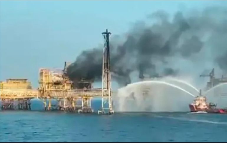 El incendio se presentó este sábado en el centro de proceso, precisó Pemex en un comunicado, en el área donde están las tuberías que manejan gas combustible para la turbomaquinaria. ESPECIAL