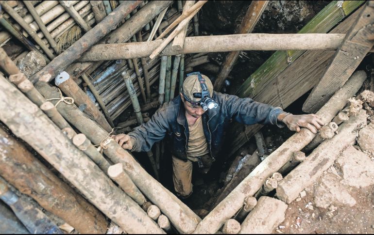 Un minero trabajando en un túnel en una mina en Mogok, al Norte de Mandalay. AFP